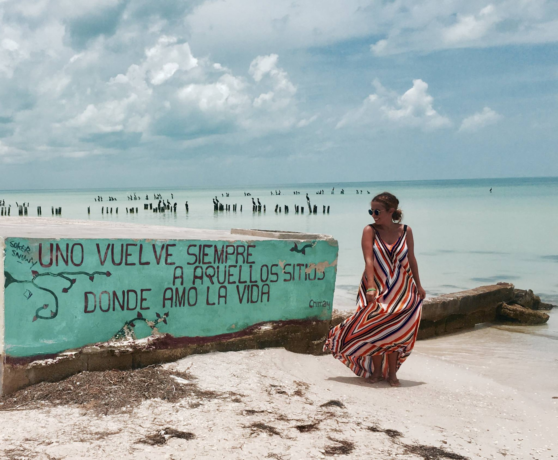 Mural en Isla Holbox con la frase «Uno vuelve siempre»