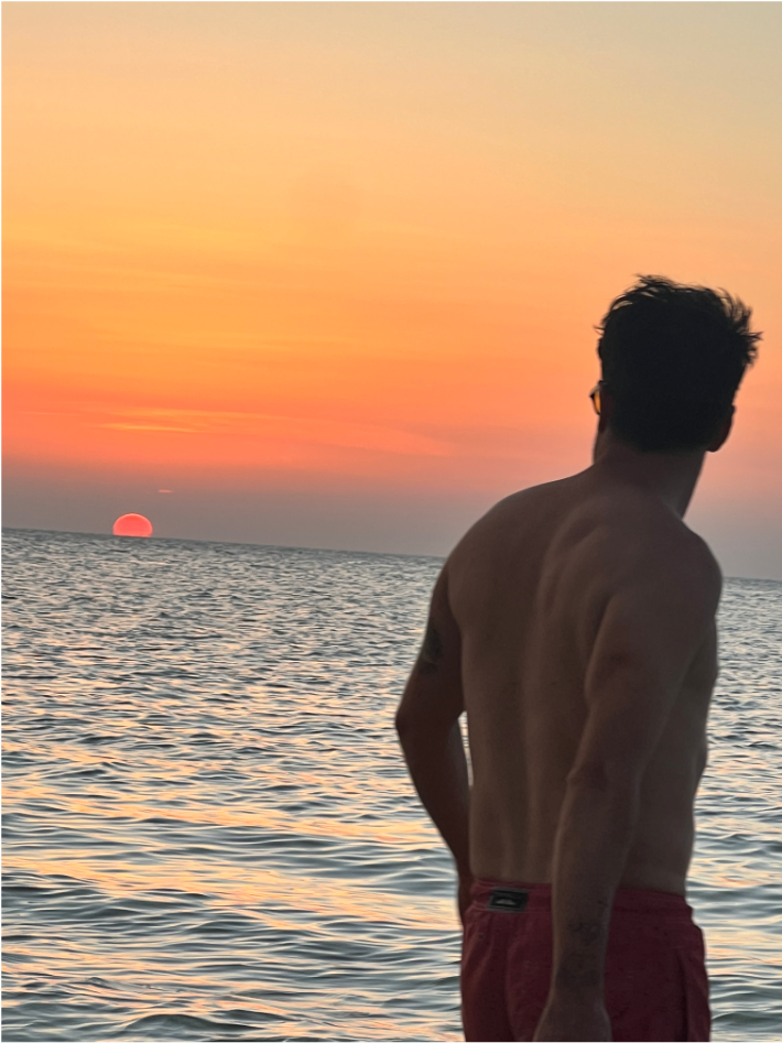 Toni, de Exotik Mayan Tours, frente al mar al atardecer